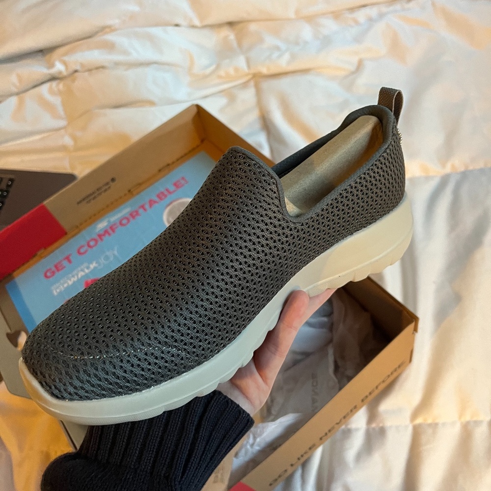 never worn sketchers go walk joy sneakers